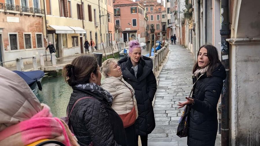 Rialto Street Food Tour & Stories: A Taste of Venice - Stop 2: Mercato di Rialto Area Sightseeing (Market Days vs. Market Closures)