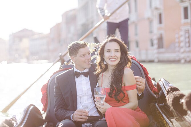 Romantic Photoshoot in Venice - Rialto Bridge: the iconic shot, but planned instead of chased