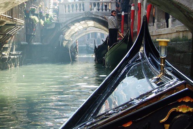 Romantic Venice: 30 Minute Gondola Ride with Serenade - Photo opportunities: great views, but don’t expect a slow-motion shoot session