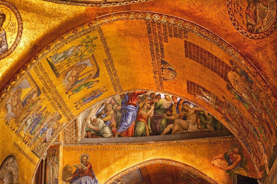 Saint Mark's Basilica: After Hours Private Tour - The golden mosaics light show: from dim to gold