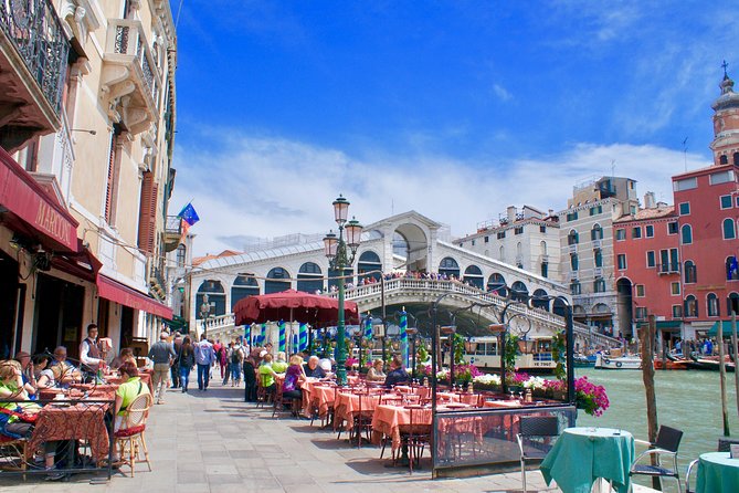 San Polo, Rialto & Frari: 2-Hour Private Walking Tour in Venice - Getting started at Campo San Bortolomio (and why the timing matters)