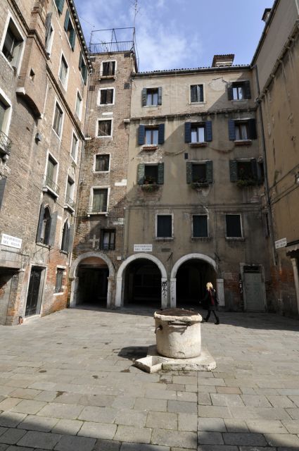Secret Venice: 2-Hour Private Walking Tour - Meeting at Campo San Bartolomeo: the right start point