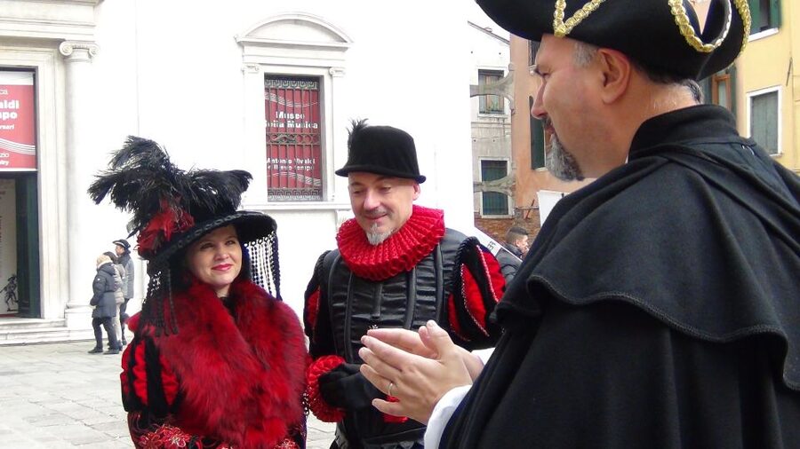 Secrets of Venice Carnival and Life of Casanova Tour - Ending at Le Café Venezia: frittelle and cappuccino, properly warm