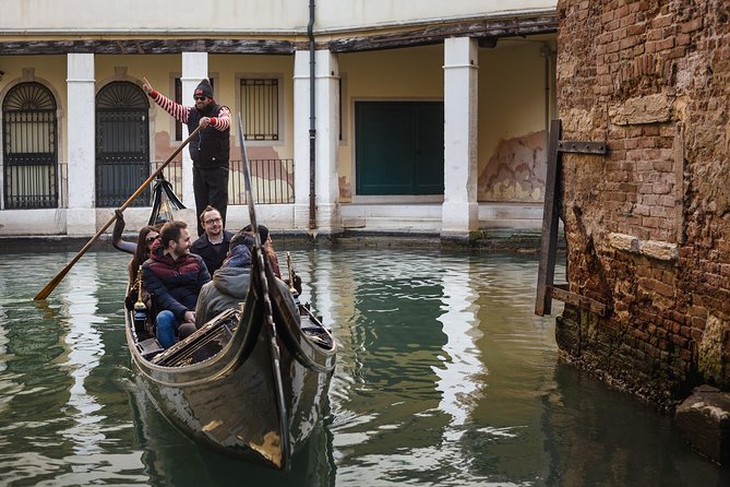Shared Gondola Ride in Venice through enchanting Bridge of Sighs - From Basilica to 3:00 PM gondola: use the gap wisely