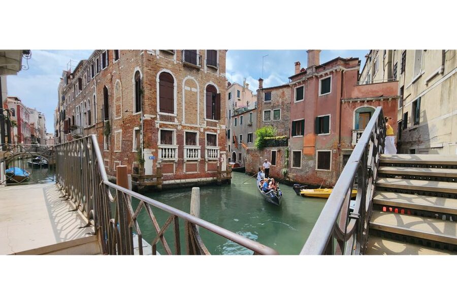 Spider-Man, The Tourist & all Movie Locations in Venice - Interactive Games and Quizzes: How the Host Keeps Photos Fun