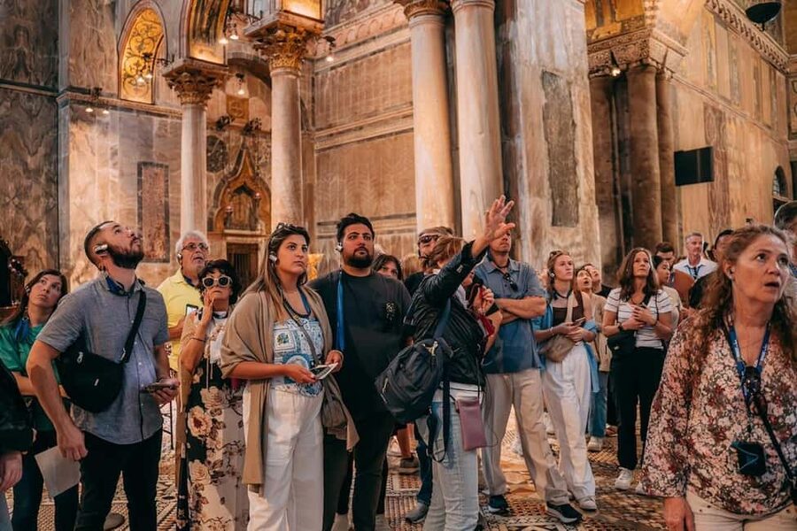 St. Mark's Basilica Tour with Priority Entrance + Gondola - Piazza San Marco start: finding the guide fast