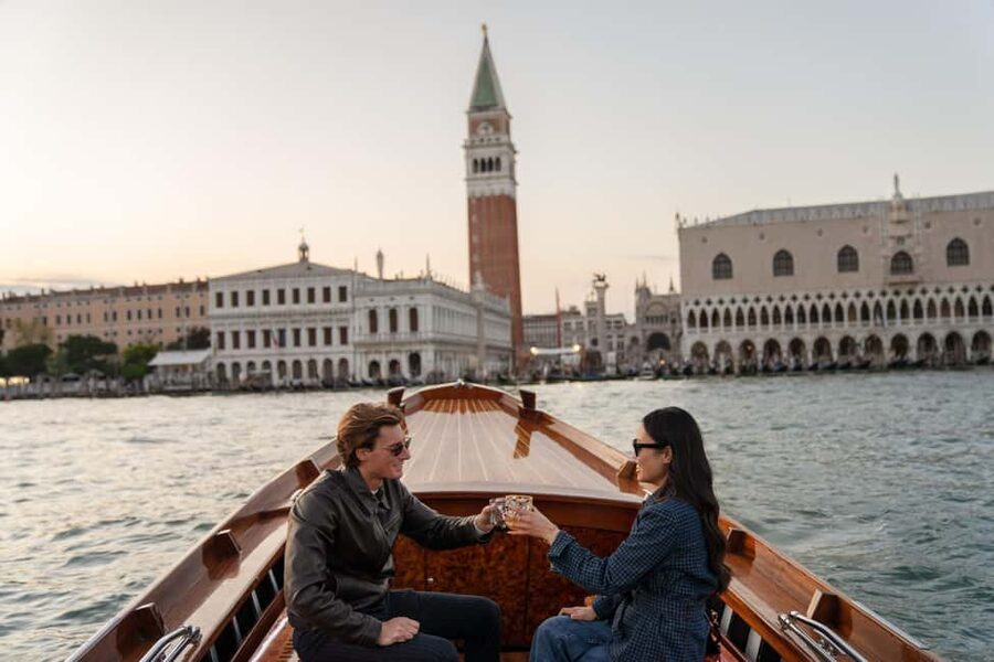 Sunset Serenity Cruise in the Venice Lagoon - Doge’s Palace scenic views: the architecture lesson you get in motion