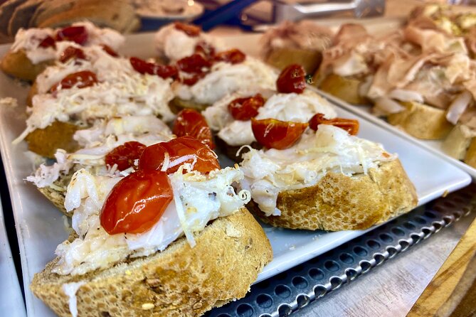 Tasty Street Food Tour of Venice City Center with Cicchetti & Local Specialties - Ponte di Rialto and Mercati di Rialto: The Best Kind of First Bite