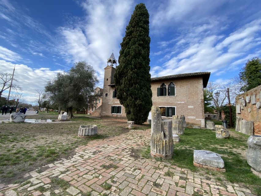 The islands of Venice. Torcello Burano Murano - St. Mark’s Square Atmosphere: Why the Ending Matters