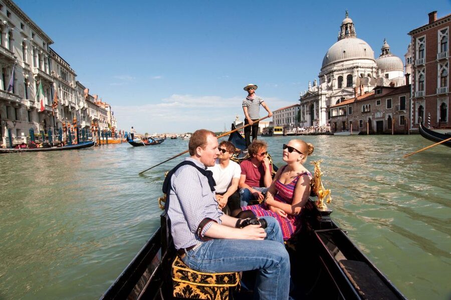 Venetian Private Sandolo tour - Why a Venetian sandolo feels different than a gondola