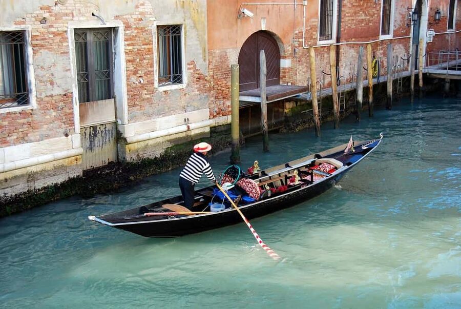 Venetian Private Sandolo tour - The boat basics: flat bottom, centered rower, and photo-friendly comfort