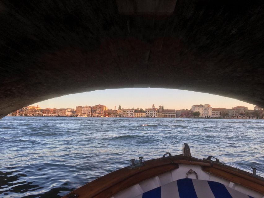Venezia:Tour con aperitivo al tramonto - What Makes This Venezia Tramonto Aperitivo Boat Ride Work