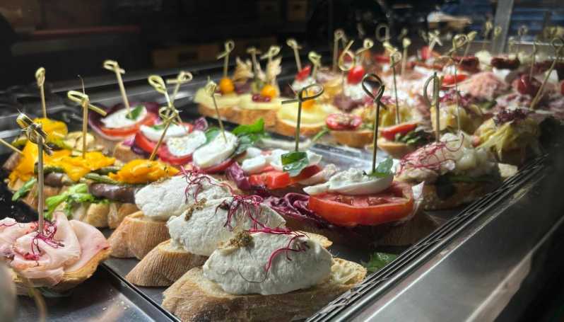 Venice: 10 shades of Cicchetti and Wine - Campo San Giacomo di Rialto: the starting point that sets the tone