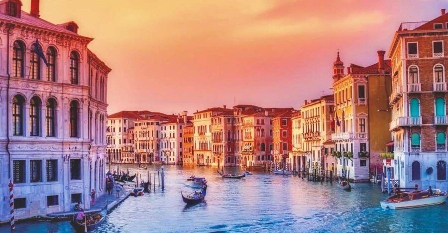 Venice: 30 min Gondola Ride on the Grand Canal with Guide - Private ride basics: who you go with and what fits onboard