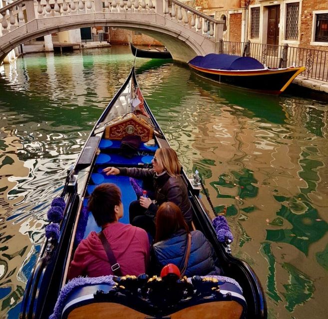 Venice: 30 min Gondola Ride on the Grand Canal with Guide - Your guide: what you get beyond sightseeing