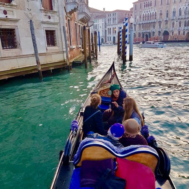 Venice: 30 min Gondola Ride on the Grand Canal with Guide - The “guide + gondolier” dynamic: respect the craft