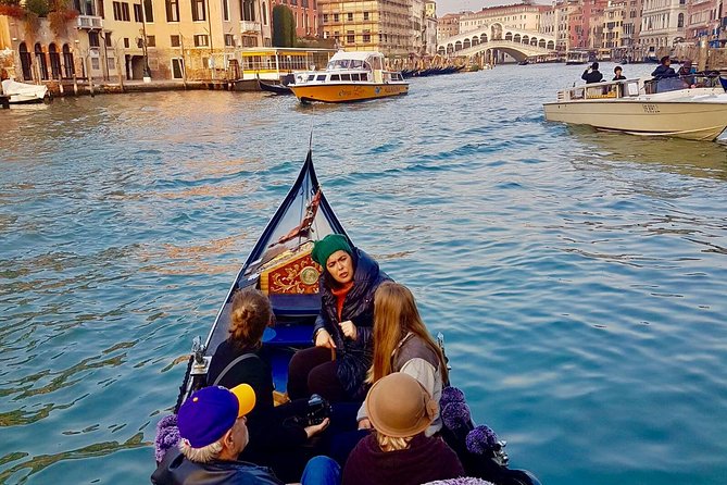 Venice: 30 min private Gondola Ride with Guide - Meeting at Traghetto Santa Maria del Giglio: getting on the water fast