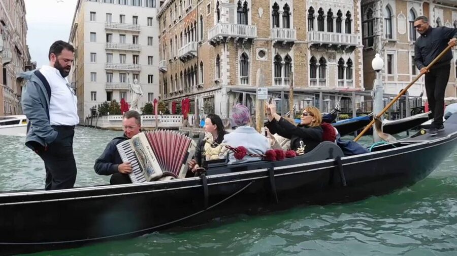 Venice: 30-Minute Gondola Ride on Grand Canal with Serenade - Why This Serenaded Gondola Feels More Than a Ride