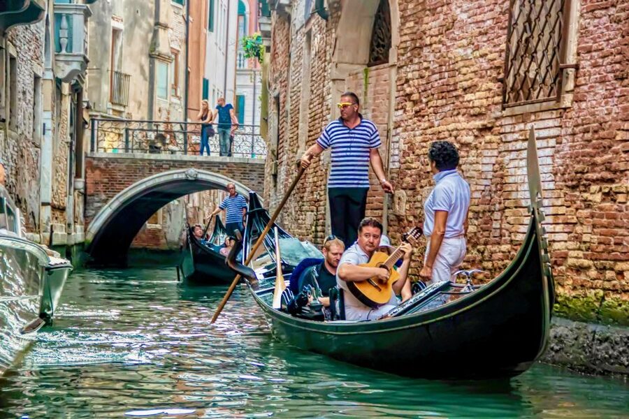 Venice: 30-Minute Gondola Ride on Grand Canal with Serenade - Shared vs Private: How to Choose Without Regrets