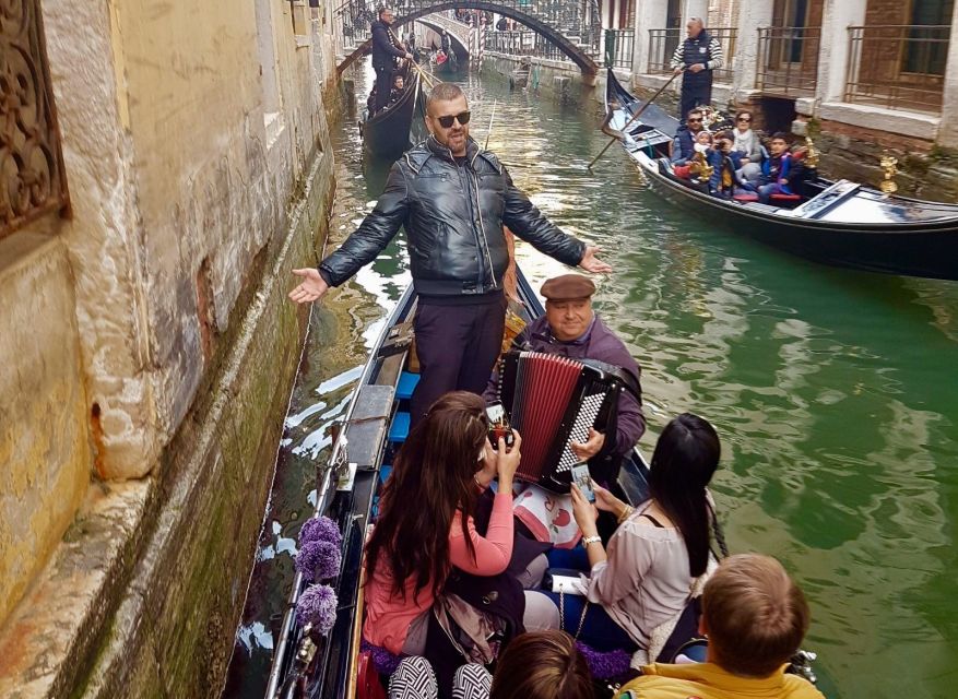 Venice: 30-Minute Gondola Ride on Grand Canal with Serenade - Timing, Weather, and How to Dress for the Canal