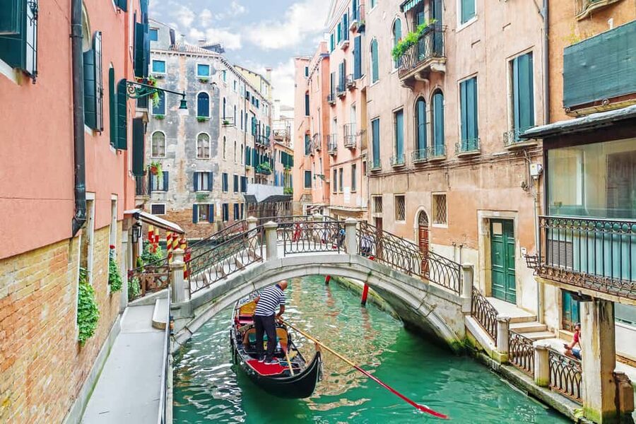 Venice: 30 minutes Enchanting Gondola Ride - Rio San Luca Bridges: Ponte del Teatro and Ponte di San Paternian