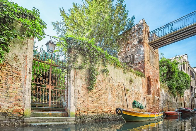 Venice: 60' Quick Kayak Tour with guide - Narrow passages and boat traffic: the part you should plan for