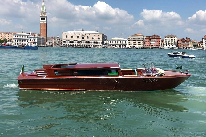 Venice Airport VCE to Venice Hotels Transportation - Luxury sedan or minivan to the canal-side connection
