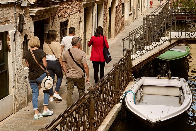 Venice Art Walking Tour with Gondola Ride - Group Size, Earphones, and Pacing: How It Stays Comfortable