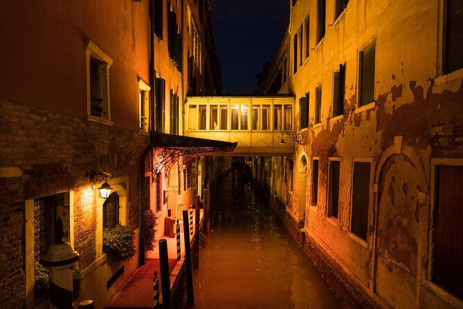Venice at Sunset: Crimes, Legends and Mysteries - Ponte di Rialto at sunset: classic views, crime-story framing
