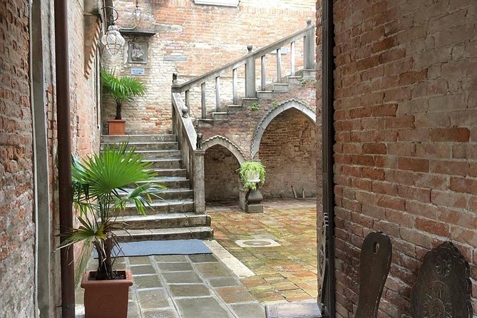 Venice at sunset Private tour - Campo San Barnaba: when a church becomes movie trivia