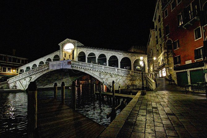 Venice at sunset Private tour - Ponte dei Pugni: a bridge with a history of fist-fights