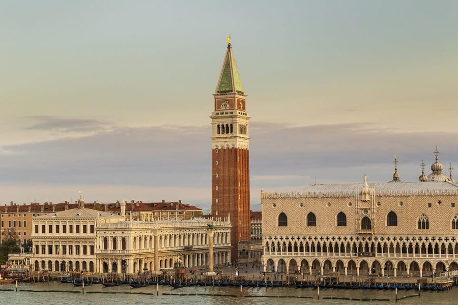Venice: Basilica+ Doge's Palace+ Lagoon Islands-Guided Tour - Burano: Lace Tradition and the Photo-Ready Painted Canals
