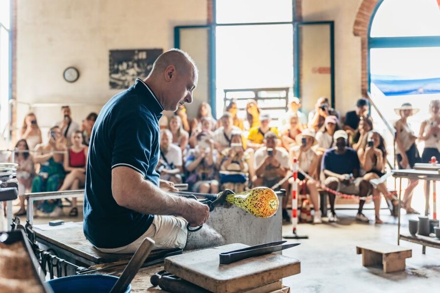 Venice: Burano, Torcello & Murano Boat Tour w/Glassblowing - Getting to the Right Desk: The Yellow Stand Tip