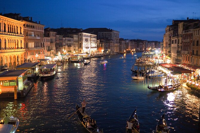 Venice by Night: Highlights & Hidden Gems Tour - Libreria Acqua alta and Ponte dei Colafelzi: a calm canal pause