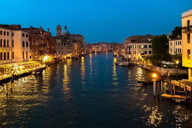 Venice by Night: Highlights & Hidden Gems Tour - The small-group format and your guide: Valerio on the street