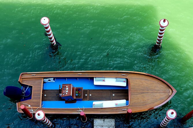 Venice, Canals & history on a private boat tour ! - A private Venice boat ride that gets you off the main canal