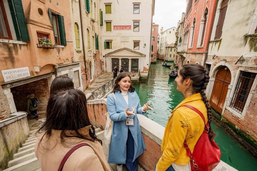 Venice: Cicchetti, Spritz, and Wine Tour in Ghetto Ebraico - Walking the Jewish Ghetto with a Food-First Guide
