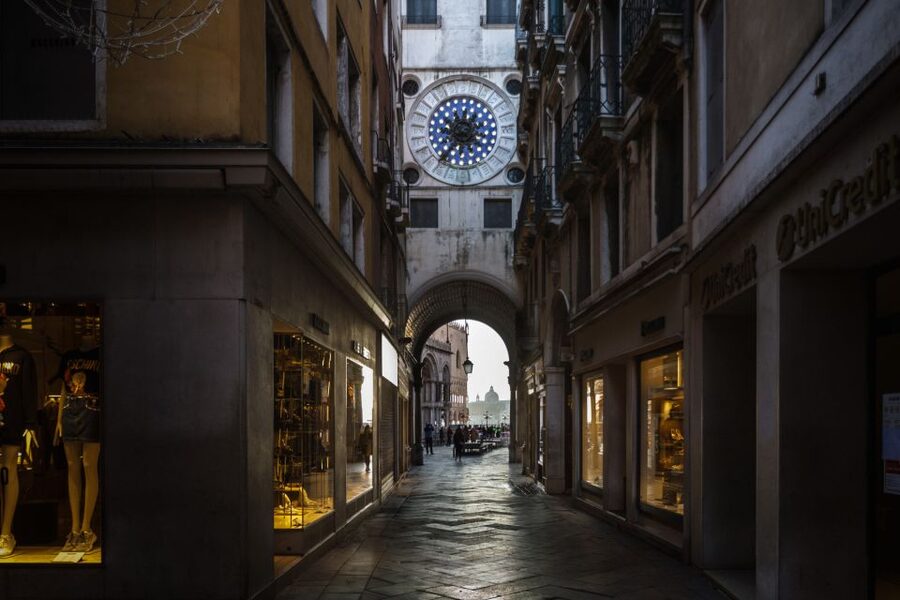 Venice: City Center Historical Guided Walking Tour - Optional gondola ride: mist, water-level Venice, and a time gap to plan