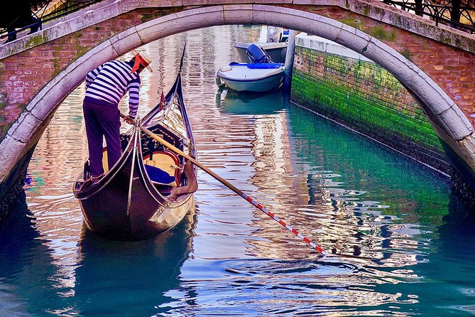 Venice: Classic 30-Minute Gondola Ride Through the Canals - Shared Gondolas: Where Romance Meets Scheduling