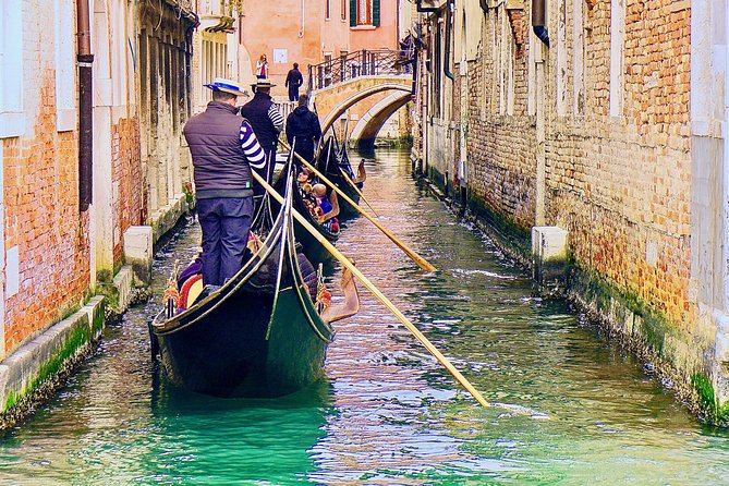 Venice: Classic 30-Minute Gondola Ride Through the Canals - Timing Tips: Morning Quiet vs Sunset Magic