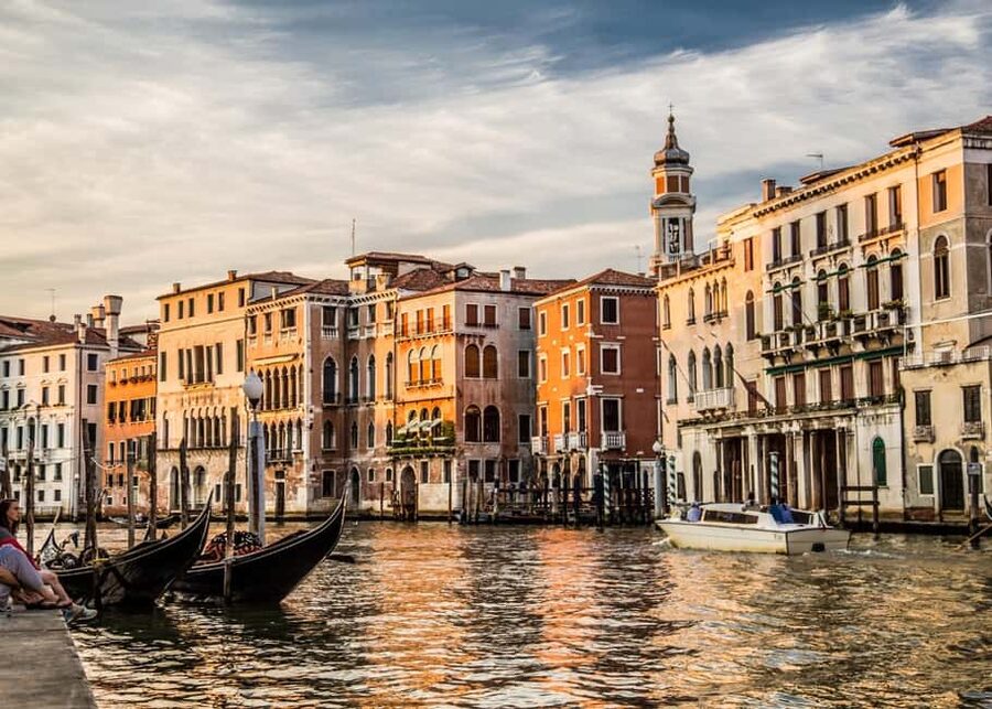 Venice: Crafted Gondola Under Breathtaking Bridge of Sighs™ - The phone app on the canal: why it improves the ride more than you think