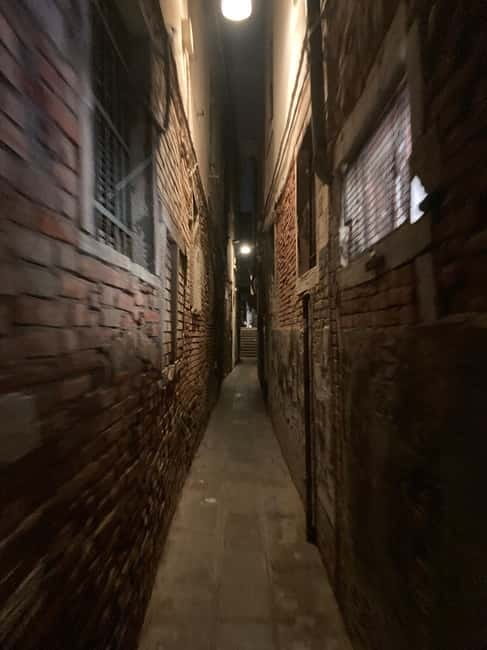 Venice: Crimes, Legends, and Mysteries Sunset Tour - Corte Seconda del Milion: a guided stop built around architectural secrets