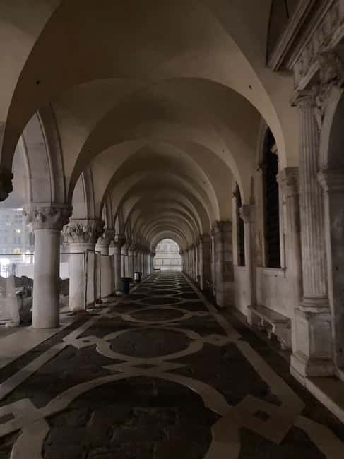 Venice: Crimes, Legends, and Mysteries Sunset Tour - Your guide’s role: the storytelling that repeatedly lands