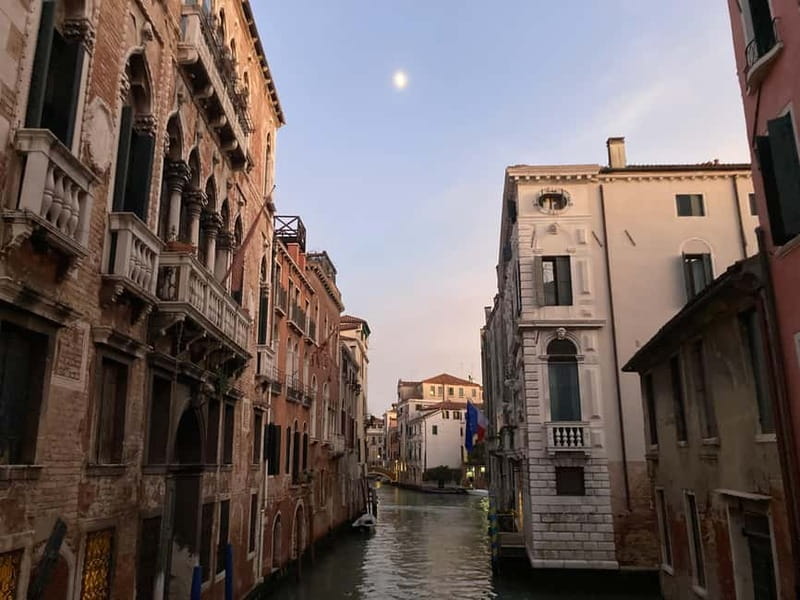 Venice: Crimes, Legends, and Mysteries Sunset Tour - Meeting at Campo San Polo: get positioned before the stories get heavy