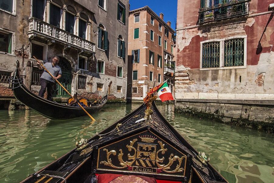 Venice: Doge's Palace and Basilica Tour with Gondola Ride - The 3:00pm gondola ride under the Bridge of Sighs