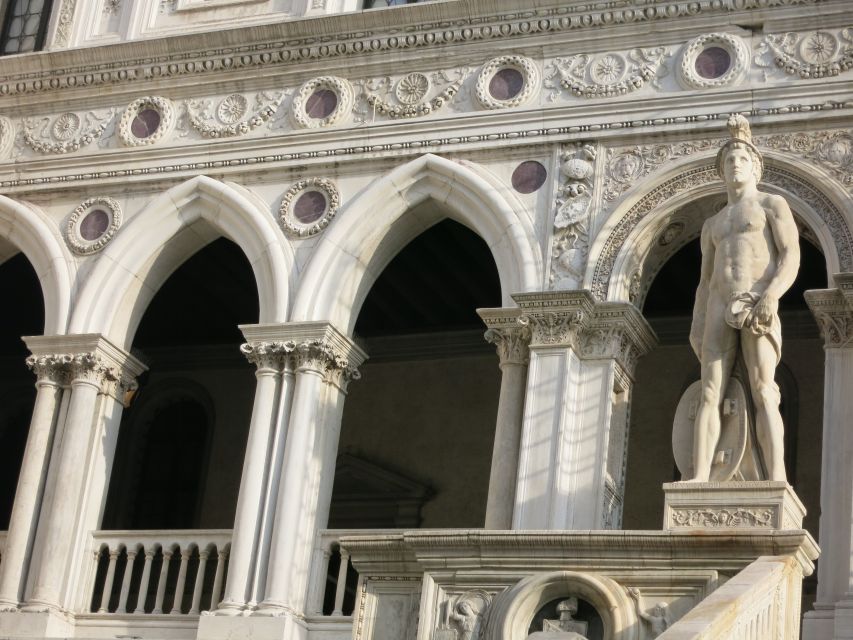 Venice: Doge's Palace and Basilica Tour with Gondola Ride - What’s the group like, and how does that affect your experience?