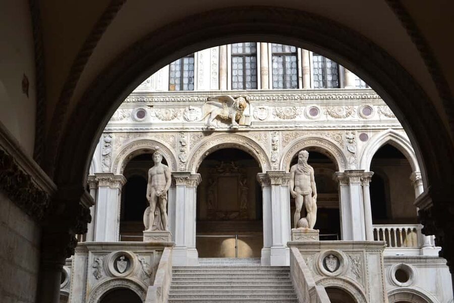 Venice Doge's Palace and St Mark's Basilica Guided Tour - Guides you might meet: the difference a good guide makes