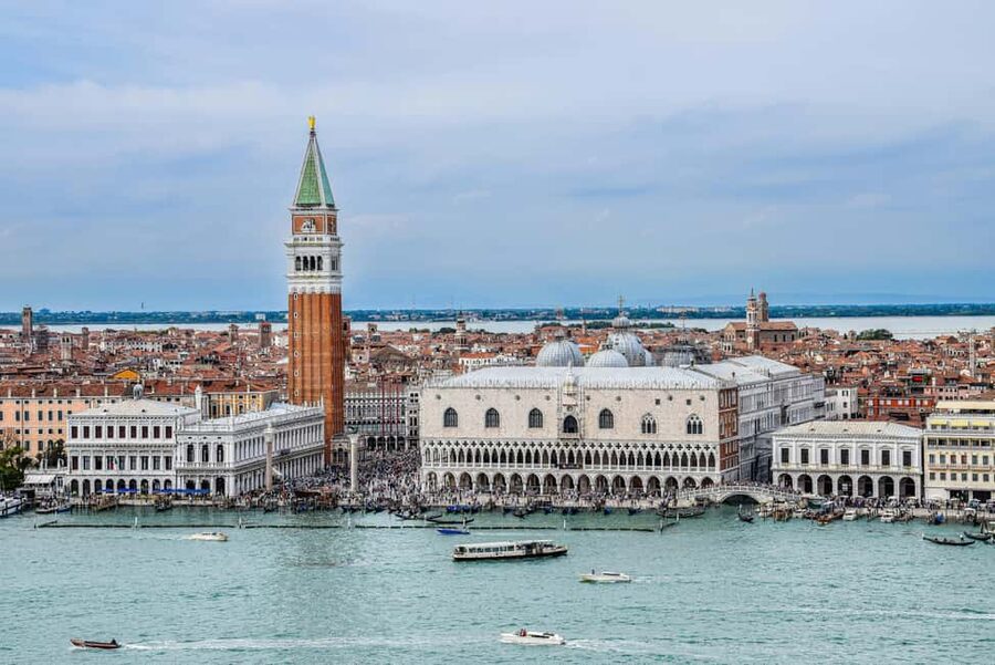 Venice: Doge's Palace, Bridge of Sighs, Prisons, Correr & Audio Guide - Finding the Meeting Point at Piazzetta dei Leoncini