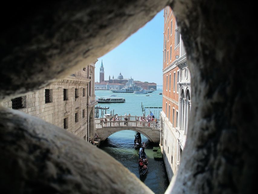Venice: Doge's Palace & St. Mark's Basilica Tour - Crossing the Bridge of Sighs and entering the New Prisons