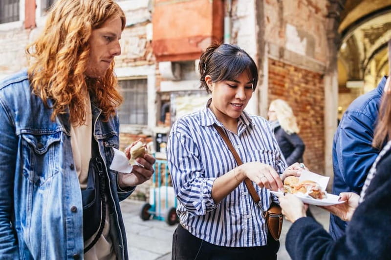 Venice: Eat Like a Local Food Tour with Wine & Spritz - Mercato di Rialto: Food That Starts With Ingredients